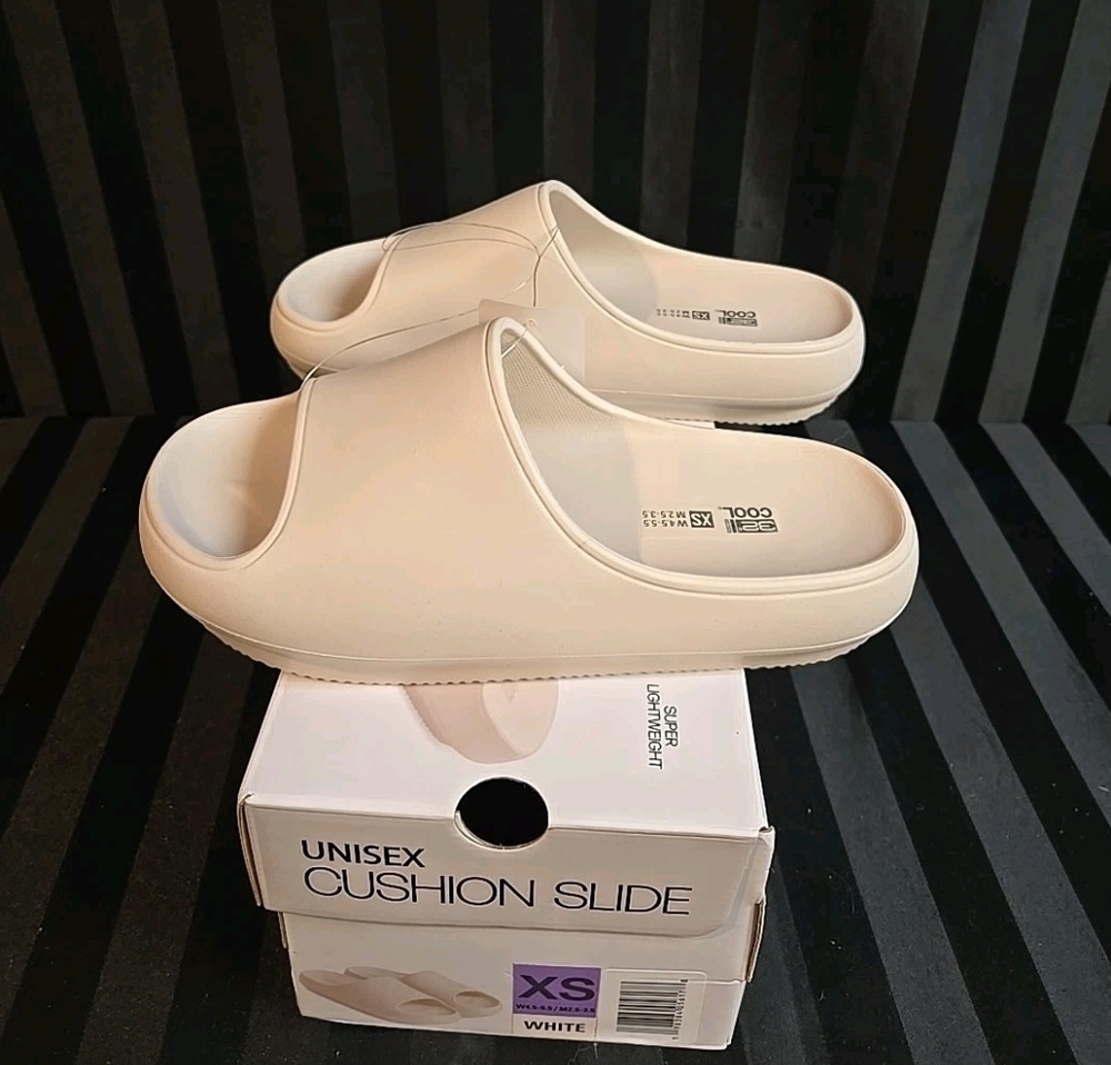 XS Or Large 32° Cool Cushion Slides White Easy Clean EVA Shower Shoes - Picture 10 of 11